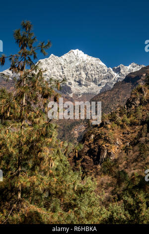 Le Népal, Phakding Solo Khumbou Kangkaru région Mt Kusum et Thado Koshi River Valley Banque D'Images