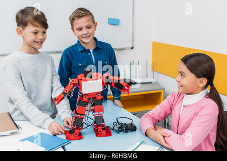 Les élèves heureux robot programmation ensemble au cours de la classe d'enseignement de la tige Banque D'Images