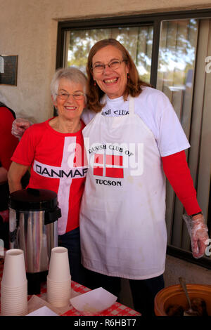 Les femmes de la club Danisg Danish-American portant des T-shirts aux Winter Festival à Tucson AZ à Tucson, AZ Banque D'Images