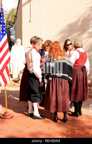 Les femmes de la club Danish-American portant des costumes traditionnels de l'hiver danois à Tucson, AZ Banque D'Images