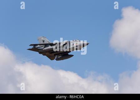 Royal Air Force, RAF Panavia Tornado GR4 avion de chasse bombardier à réaction volant au Royal International Air Tattoo, riat, RAF Fairford show aérien. Rapide. Vitesse Banque D'Images