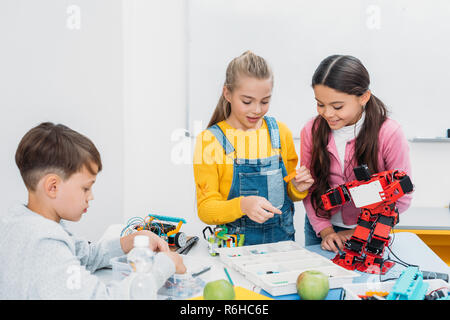 Robot programmation écoliers ensemble au cours de la classe d'enseignement de la tige Banque D'Images