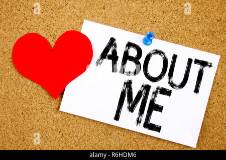 Par contre l'écriture de texte conceptuel montrant l'inspiration légende à propos de moi concept pour la conscience de soi l'identité personnelle et l'amour écrit le post-it, rappel historique liège with copy space Banque D'Images