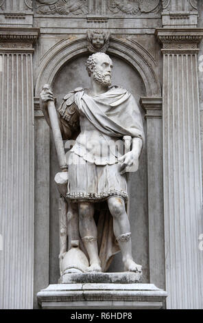 Statue du duc d'Urbino à la cour intérieure du palais des Doges à Venise Banque D'Images