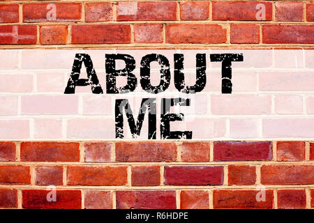 Légende de texte annonce conceptuel montrant l'inspiration me concernant Business concept pour la conscience de soi l'identité personnelle écrite sur fond de vieilles briques with copy space Banque D'Images