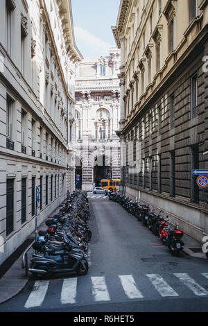 Gênes, Italie - 30 octobre 2016 : Des rangées de scooters en stationnement sur une rue de Gênes, l'une des plus grandes villes sur la mer Méditerranée et de la plus grande Banque D'Images