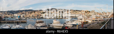 Gênes, Italie - 30 octobre 2016 : vue panoramique du port de Gênes, l'une des plus grandes villes sur la mer Méditerranée et le plus grand port de je Banque D'Images