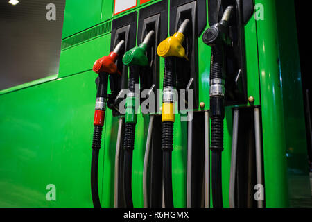 Buses de ravitaillement en différentes couleurs sur station lumineux vert Banque D'Images