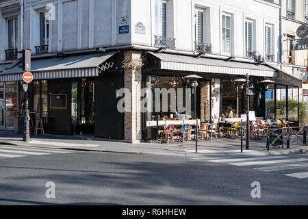 Rue confortable avec des tables de café à Paris Banque D'Images