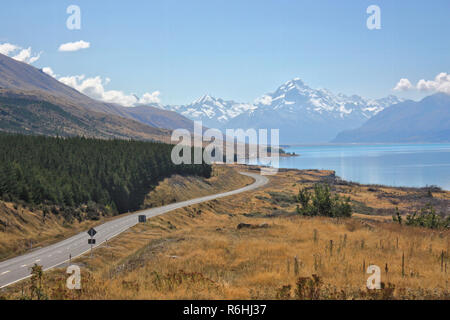 Par une route sinueuse menant au lac Aoraki / Mt Cook en Nouvelle Zélande. Banque D'Images