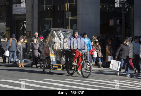 Les gens boutiques de la 5ème Avenue à Manhattan, sur le Black Friday en démarrant la saison des achats de cadeau de vacances. Banque D'Images