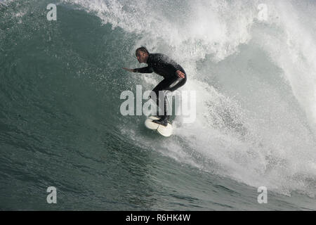 Big Wave Surf au point de Newquay à Cribbar Fistral Bay, Cornwall, UK Banque D'Images