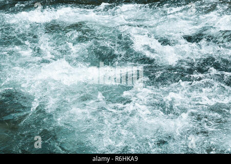 La texture de l'onde de l'eau dans le ruisseau, la surface de l'aqua, l'arrière-plan. Banque D'Images