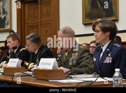 Le lieutenant général Gina Grosso, Air Force Sous-chef d'état-major de la main-d'oeuvre et de Personnel Services, témoigne devant le House Armed Services Sous-comité sur le personnel militaire le 17 mai 2017, la posture, à Washington, D.C. Grosso a témoigné avec le Lieutenant-général Mark Brilakis, Commandant adjoint de la main-d'oeuvre et des affaires de la Réserve, Corps des Marines des États-Unis ; Vice-Adm. Robert Burke, chef de la Marine, de la marine des États-Unis ; et le général de Erik Peterson, directeur de l'aviation de l'Armée de terre, de l'armée américaine. Banque D'Images