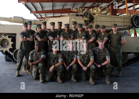 Lance le Cpl. Mitch Gautreaux (rangée du haut, de l'extrême gauche) et la FPC. Mitch Gautreaux (rangée du bas, deuxième à droite) posent pour une photo avec les autres marines de l'escadron de formation Renseignement Certification Course 17-05 au Marine Corps Base Camp Lejeune, N.C., 16 mai 2017. Les deux Marines seront bientôt assignés aux unités à proximité les uns des autres après avoir obtenu son diplôme du Cours de certification Formation Intelligence de l'Escadron. Jason sera affecté à l'Escadron d'hélicoptères d'attaque légère Marine 267 au Marine Corps Base Camp Pendleton, en Californie, et Mitch sera affecté à l'Escadron d'hélicoptères lourds Marine 4 Banque D'Images