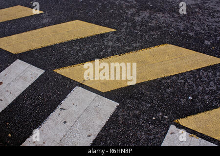 Photo minimaliste blanc et jaune de marquage routier sur un terrain de stationnement. Banque D'Images