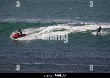 Big Wave Surf au point de Newquay à Cribbar Fistral Bay, Cornwall, UK Banque D'Images