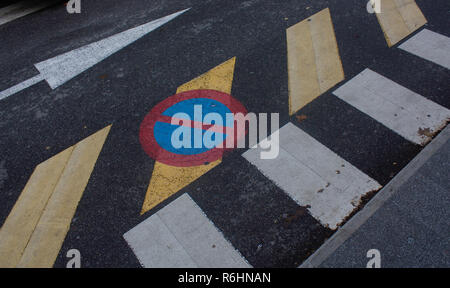 Blanc, jaune, rouge et bleu le marquage routier avec une flèche et une passerelle. Banque D'Images