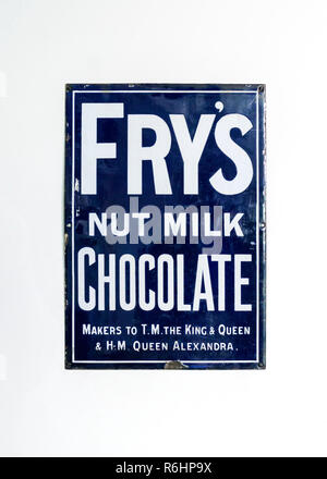 Une vieille publicité de métal pour l'écrou de la RFY le chocolat au lait. Banque D'Images