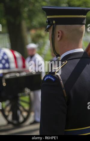 Unités de cérémonie du régiment d'infanterie américain 3d (la vieille garde), ainsi que des éléments cérémoniels des autres services, participer à un tous les honneurs de funérailles pour Melvin Laird au cimetière national d'Arlington, à Arlington, Va., le 19 mai 2017. Melvin Laird, l'ancien secrétaire de la défense qui s'est terminée l'impopulaire projet militaire et mis en retrait des troupes américaines de la guerre du Vietnam, est mort le 16 novembre 2016, à l'âge de 94 ans. Banque D'Images