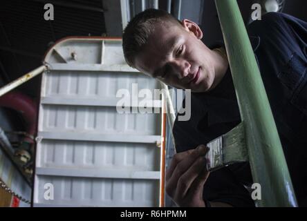 Pacifique occidental (17 mai 2017) Maître de Manœuvre Seaman John Pattison, de Westernport, Maryland, s'applique à un apprêt sur le poteau de classe Nimitz porte-avions USS Carl Vinson (CVN 70). La Marine américaine a patrouillé les Indo-Asia-Pacifique couramment pour plus de 70 ans la promotion de la paix et la sécurité régionales. Banque D'Images