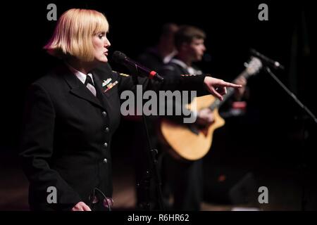 SPOKANE, Washington (17 mai 2017) Musicien Marine 1ère classe Mallory McKendry, originaire de Harrisonburg, VA, chante à l'INB Performing Arts Center avec la U.S. Navy Band rock band du nord-ouest, l'adoption, dans le cadre de la Semaine de la Marine de Spokane. Depuis 2005, le programme de la Semaine de la marine a été le principal effort de sensibilisation de la Marine dans des régions du pays sans une importante présence de la marine, avec 195 semaines de la marine tenue à 71 villes des États-Unis. Le programme est conçu pour aider les Américains comprennent que leur marine est déployée à travers le monde, à toute heure, prêt à se défendre à tout moment de l'Amérique. Banque D'Images