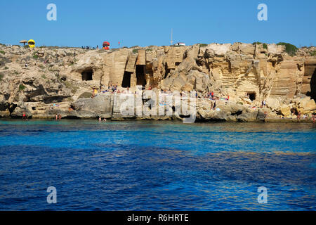 L'île de Favignana, Italie, 14 septembre 2017 - Les gens sur les magnifiques plages et mer de Favignana, une île de l'Archipel des Egades, Sicile Banque D'Images