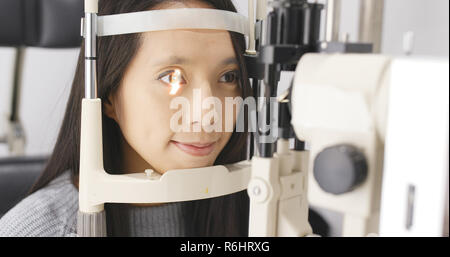 Femme faisant l'essai d'oeil Banque D'Images