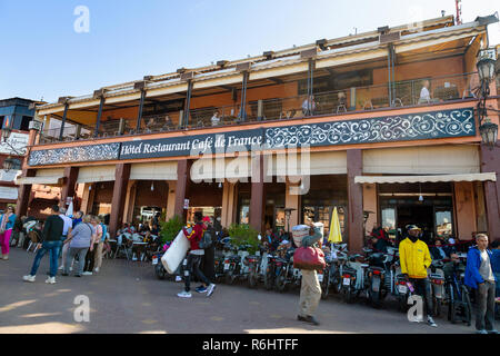 Cafe de France restaurant et l'hôtel, Place Djemaa el Fna, Marrakech, Maroc Afrique du Nord Banque D'Images