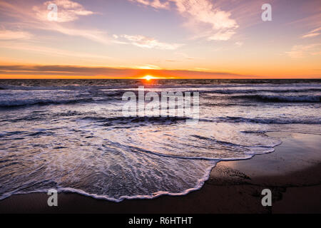 Vue du coucher de soleil de Malibu Beach, le littoral de l'océan Pacifique, Los Angeles County, Californie Banque D'Images