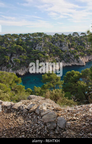 Calanque, une baie dans le sud de la France sur la côte méditerranéenne. Banque D'Images