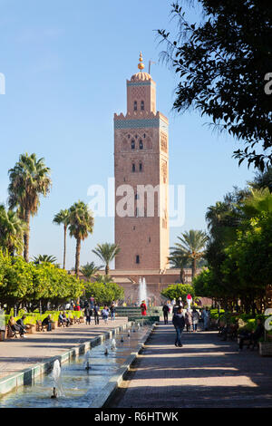 Mosquée de la koutoubia, Marrakech, avec fontaines et jardins, - la plus grande et la plus ancienne mosquée de Marrakech, Maroc, Afrique du Nord Banque D'Images