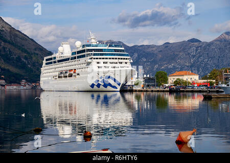 Le bateau de croisière Pacific Princess arrive dans le port de la vieille ville de Kotor. Monténégro, 2019 Banque D'Images