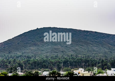 Une montagne de verdure à proximité d'une belle ville à la belle. Banque D'Images