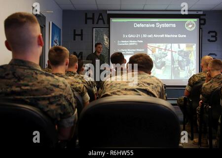 Un hélicoptère lourd avec Marine Marine 366 Escadron, Marine Aircraft Group 14, 2nd Marine Aircraft wing donne une classe sur les capacités du CH-53E Super Stallion pendant une excursion au Marine Corps Air Station New River, N.C., 16 mai 2017. Marines affectés à la Marine Corps Air Station Cherry Point l'intelligence de l'escadron le Cours de certification de formation a l'occasion de visiter diverses unités stationnés à Camp Lejeune, MCB N.C. et MCAS New River, N.C., afin de leur donner une meilleure compréhension sur les capacités et les limites des systèmes d'armes, d'avions et véhicules leur u Banque D'Images
