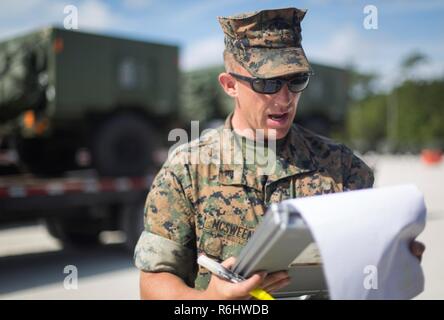 Le Cpl. Sean J. McSweeney reviews série d'engins appartenant à des fins spéciales du Groupe de travail air-sol marin - Le Sud du commandement à la Marine Corps Base Camp Lejeune, Caroline du Nord, le 18 mai 2017. McSweeney est un officier du rang d'embarquement avec l'élément de commandement, d'SPMAGTF-SC. Les Marines de la logistique a coordonné le mouvement de plus de 1 millions de livres de matériel à l'Amérique centrale pour SPMAGTF-SC's prochain déploiement. Le groupe de travail, constitué d'environ 300 Marines des deux composants d'active et de réserve, sera déployée au Belize, El Salvador, Guatemala et Honduras cet été pour Banque D'Images