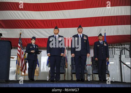 Le colonel James Mott prend le commandement du 1er groupe d'opérations spéciales depuis le Colonel Stewart Hammons au cours d'une cérémonie de passation de commandement à Hurlburt Field, en Floride, le 19 mai 2017. Banque D'Images