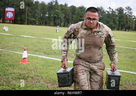 La CPS. Sujay Pillai, un parachutiste affecté à la Compagnie Alpha, 2e Bataillon, 504e Parachute Infantry Regiment, 1e Brigade Combat Team, 82e Division aéroportée, remplit la dernière ligne droite de la partie de la munitions Toutes américain Semaine 100 Test d'Aptitude Physique au Combat sur champ Pike à Fort Bragg, N.C., mai. 22, 2017. Au cours de toutes les semaines, les parachutistes américains 100 de l'ensemble de la Division a participé à la balle molle, le soccer, le flag-football, Tug-of-war, combatif, boxe, une meilleure exécution de la concurrence, un test d'aptitude physique au combat et le petit groupe de parachutistes de la concurrence pour le droit de se vanter et d'un shot Banque D'Images