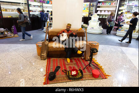 L'aéroport de Marrakech - un musicien dans la salle d'embarquement, l'aéroport de Marrakech, Marrakech Maroc Afrique du Nord Banque D'Images