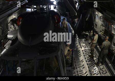 Les membres du 723e Escadron de maintenance d'hélicoptères, 41e Unité de maintenance affecté à Moody Air Force Base, Ga., positionner un HH-60G Pave Hawk hélicoptère de recherche et sauvetage Le 15 mai sur un escadron de transport aérien 3d C-17 Globemaster III à Moody AFB. La 41e HMU aviateurs a travaillé dans l'unisson en suivant les instructions de la Tech. Le Sgt. Brendan Proctor, 3e comme arrimeur. Banque D'Images