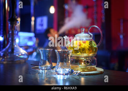 thé de fleur et deux tasses sur la table Banque D'Images