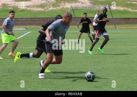 Un parachutiste du 2e bataillon du 501e Parachute Infantry Regiment, 1e Brigade Combat Team, 82e Division aéroportée, adversaires en dribblant pendant une semaine All American 100 match de foot au stade Towle, Fort Bragg, N.C., 22 mai 2017. Au cours de toutes les semaines, les parachutistes américains 100 de l'ensemble de la Division a participé à la balle molle, le soccer, le flag-football, à la corde, combatives, boxe, une meilleure lutte contre la concurrence, une escouade fitness test et le petit groupe de parachutistes pour la concurrence et le droit de se vanter qu'un coup de feu à "meilleur bataillon." Toutes américain Semaine est l'occasion pour les parachutistes, passé et pr Banque D'Images