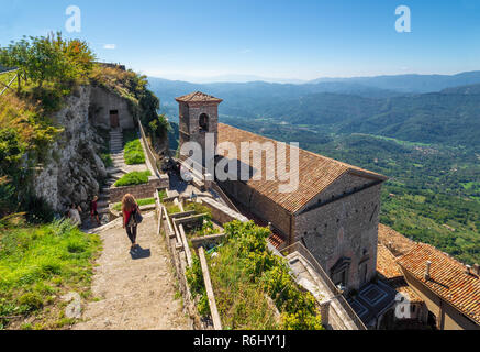 Cervara di Roma (Italie) - un peu de ville suggestive sur le rocher, dans l'Simbruini montagnes, province de Rome, à savoir que "le village" de l'artiste Banque D'Images