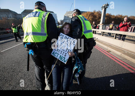 Rébellion d'extinction les manifestants se sont réunis à Londres le climat de tenter de bloquer cinq principaux ponts sur la Tamise exigeant l'action climatique, UK Banque D'Images
