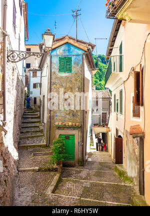 Cervara di Roma (Italie) - un peu de ville suggestive sur le rocher, dans l'Simbruini montagnes, province de Rome, à savoir que "le village" de l'artiste Banque D'Images