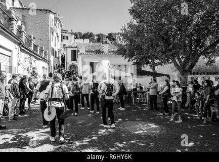 Cervara di Roma (Italie) - un peu de ville suggestive sur le rocher, dans l'Simbruini montagnes, province de Rome, à savoir que "le village" de l'artiste Banque D'Images