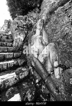 Cervara di Roma (Italie) - un peu de ville suggestive sur le rocher, dans l'Simbruini montagnes, province de Rome, à savoir que "le village" de l'artiste Banque D'Images