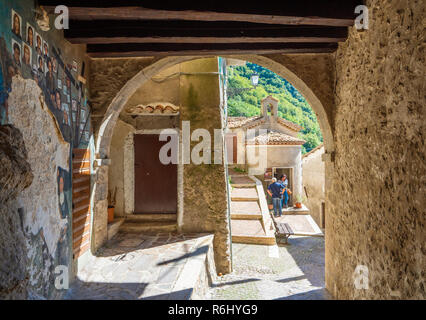 Cervara di Roma (Italie) - un peu de ville suggestive sur le rocher, dans l'Simbruini montagnes, province de Rome, à savoir que "le village" de l'artiste Banque D'Images