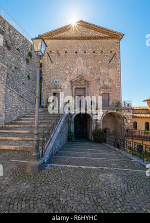 Cervara di Roma (Italie) - un peu de ville suggestive sur le rocher, dans l'Simbruini montagnes, province de Rome, à savoir que "le village" de l'artiste Banque D'Images