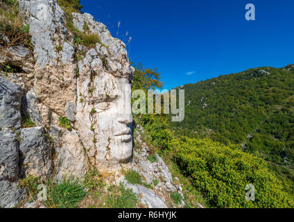 Cervara di Roma (Italie) - un peu de ville suggestive sur le rocher, dans l'Simbruini montagnes, province de Rome, à savoir que "le village" de l'artiste Banque D'Images